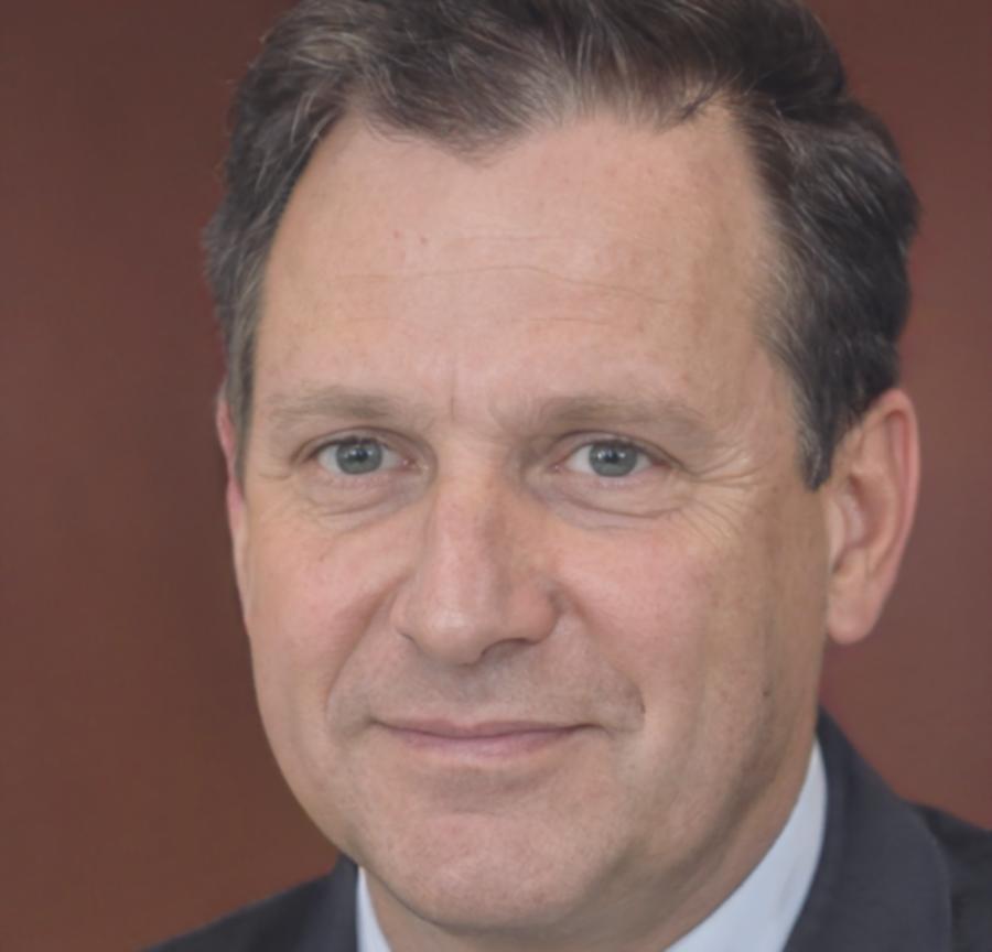 Théophile Martineau, expert en gestion financière, dans son bureau